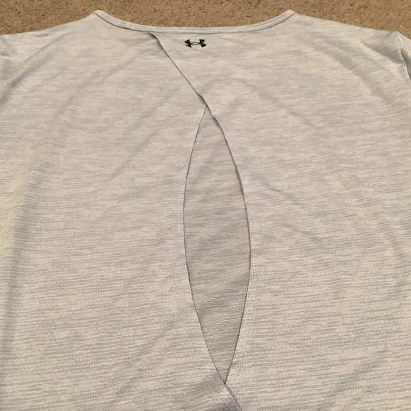Women’s Light Blue Under Armour Top Loose Open Back Size M EUC - Picture 8 of 8